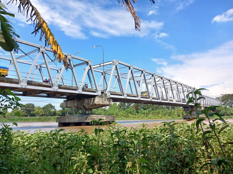 RUSAK: Jembatan Gajah Mada yang melintasi Sungai Brantas di Kota Mojokerto bakal diperbaiki awal bulan ini.