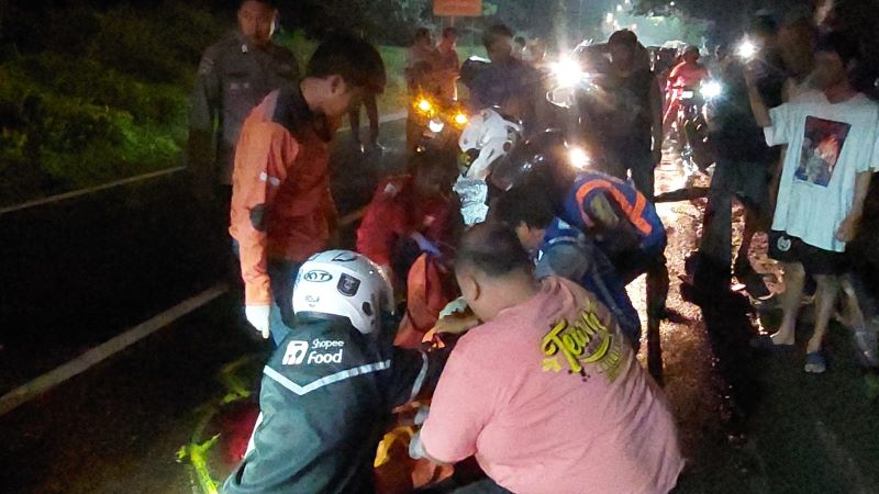 NAHAS: Petugas mengevakuasi jasad korban kecelakaan di Jalan Raya Desa Mlirip, Kecamatan Jetis, Sabtu (31/5) malam.