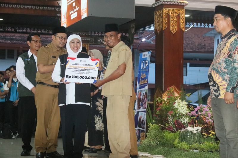 BERI SUPPORT: Gubernur Jatim Khofifah Indar Parawansa menyerahkan suntikan dana untuk BUMDes Gebangsari, Kecamatan Jatirejo di Pendapa Graha Majatama Pemkab Mojokerto, Senin (26/5) lalu.