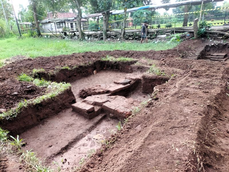 TANGGUL TANAH: Temuan struktur bata kuno di selatan Candi Brahu sebagian dibiarkan terbuka dan dikelilingi tanggul tanah.