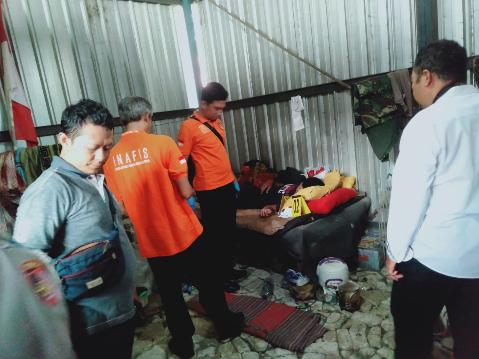 NAHAS: Petugas kepolisian melakukan olah TKP di gudang las tempat korban di temukan tak bernyawa, Senin (2/6).