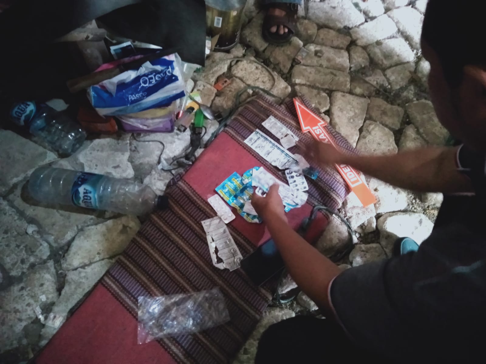 OBAT-OBATAN: Petugas Inafis memfoto sejumlah obat milik korban yang ditemukan lokasi, Senin (2/6).
