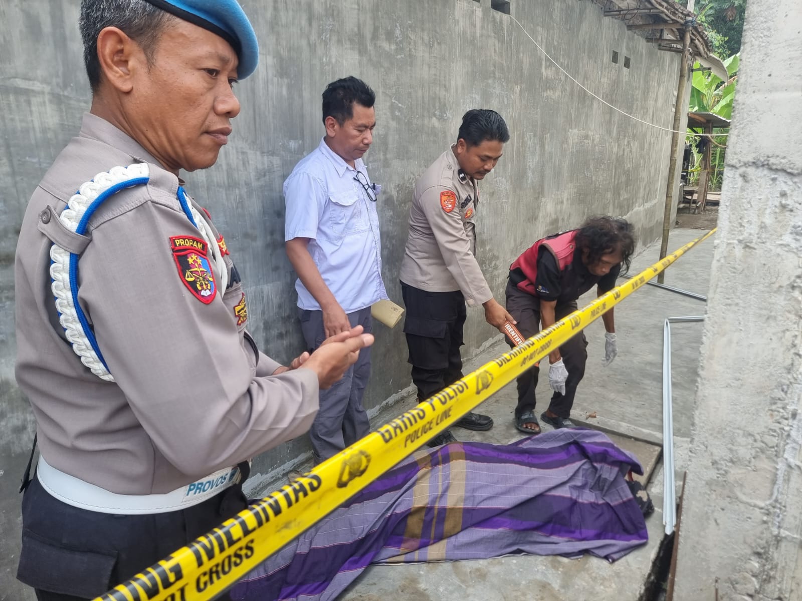 PETAKA: Petugas Polsek Puri melakukan olah TKP insiden tukang bangunan tewas tersengat listrik di Desa Kintelan, Kecamatan Puri, Senin (2/6).