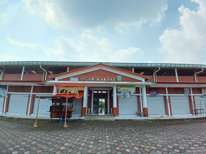 LENGANG: Suasana di halaman Pasar Rakyat Ketidur, Kelurahan Surodinawan, Kecamatan Prajurit Kulon, kemarin (2/6).