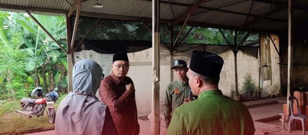 KOMITMEN: Wakil Bupati Mojokerto Muhammad Rizal Octavian didampingi Kades Sukoanyar Priyanto saat meninjau tempat industri UMKM pengolahan makanan usus.
