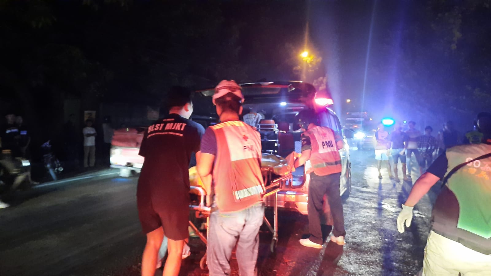 KORBAN JIWA: Korban dievakuasi petugas ke RSUD Prof dr Soekandar Mojosari untuk divisum.
