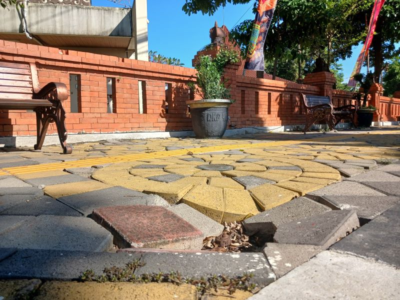 RUSAK: Kondisi trotoar di depan Rumah Dinas Wali Kota Mojokerto, Jalan Hayam Wuruk, Kelurahan/Kecamatan Magersari, kemarin (3/6).