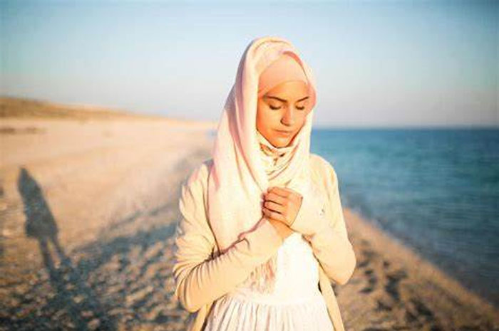 wanita yang berdoa sepenuh hati