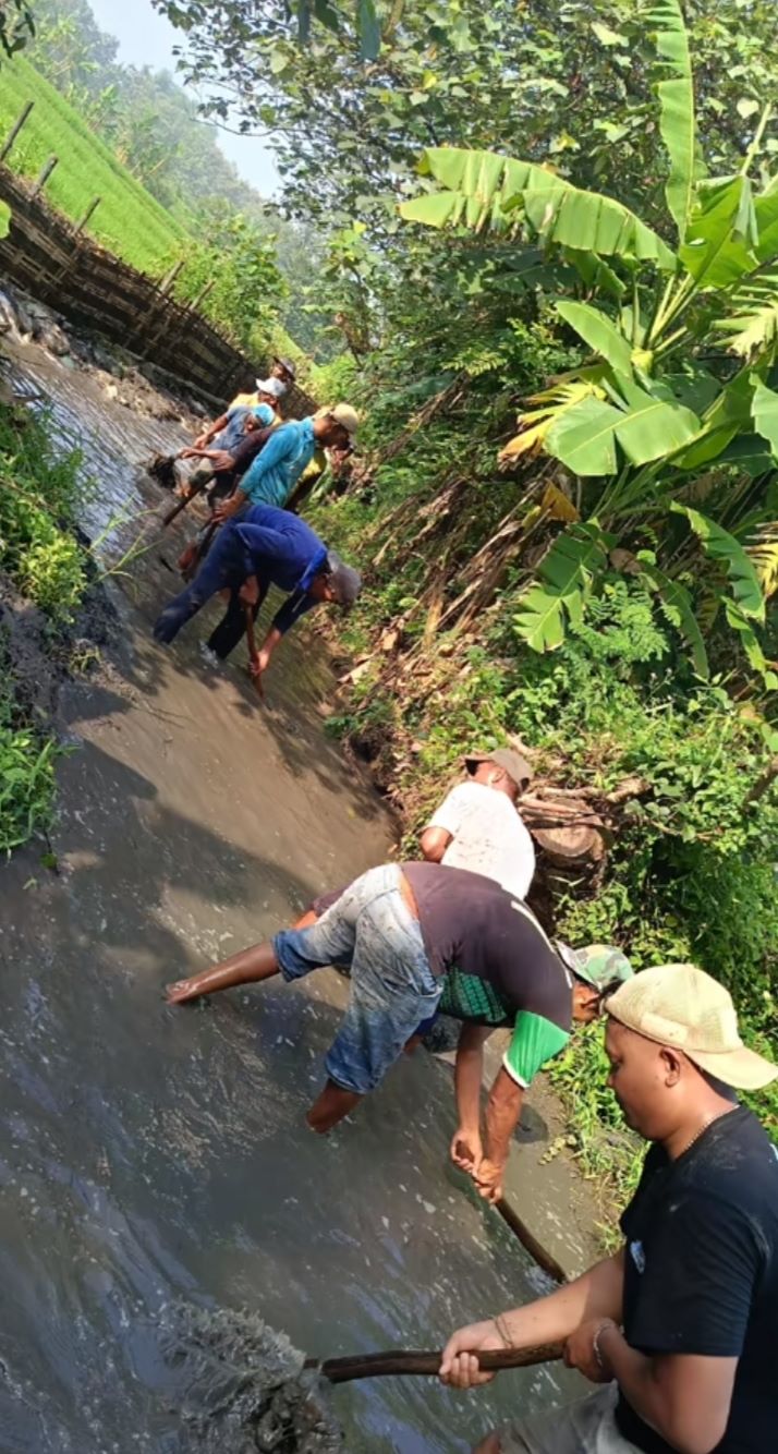 GOTONG ROYONG: Warga Desa Karangasem, Kecamatan Kutorejo bahu-membahu memperbaiki saluran irigasi yang rusak akibat banjir, Minggu (1/6).&nbsp;