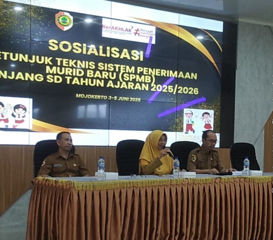 SEGERA DIMULAI: Tim SPMB Dispendik Kabupaten Mojokerto menggelar pertemuan dalam rangka sosialisasi pendaftaran siswa baru jenjang SD negeri, kemarin (3/6).