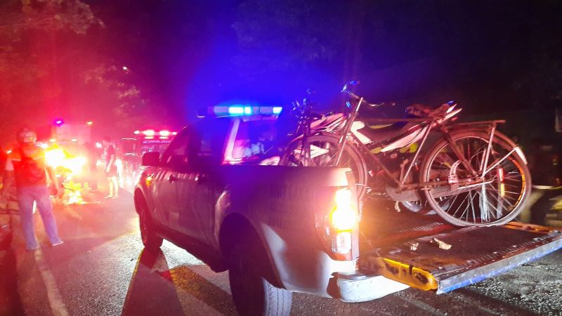 PENANGANAN: Petugas kepolisian mengamankan motor dan sepeda yang terlibat kecelakaan di Jalan Raya Desa Ngrowo, Kecamatan Bangsal, Senin (2/6) tengah malam.