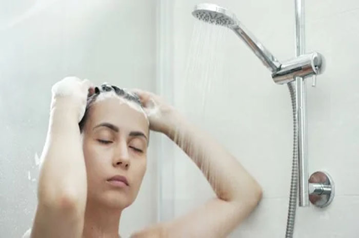 wanita yang menikmati mandi