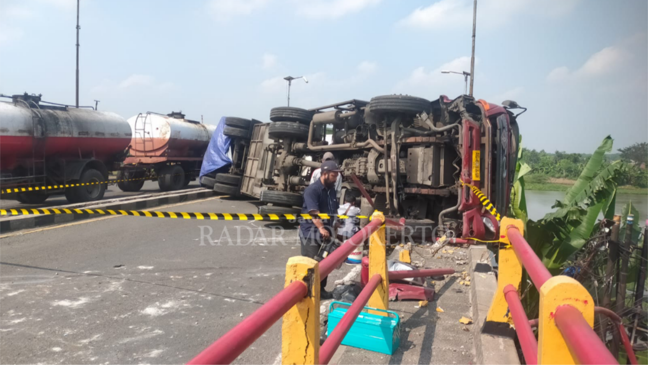 BIKIN MACET: Truk tangki muatan LPG 15 ton melintang menutup ruas jalan Jembatan Mertex, Kamis (5/6).