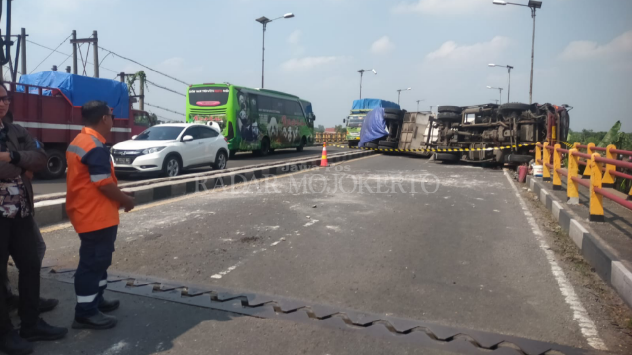 BIKIN MACET: Truk tangki muatan LPG 15 ton melintang menutup ruas jalan Jembatan Mertex, Kamis (5/6).