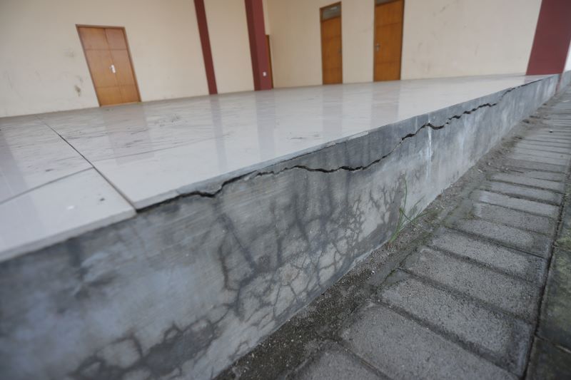 MULAI RETAK: Kondisi bangunan pujasera Bale Wilwatikta di area kolam retensi, Jalan Muria Raya, Kelurahan Kedundung, Kecamatan Magersari, Kota Mojokerto, mengalami kerusakan, kemarin (4/6).