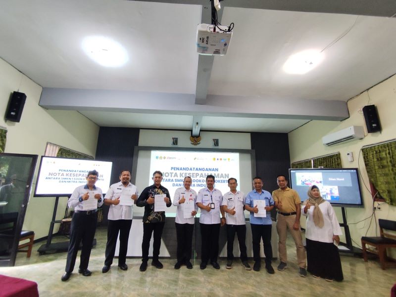 KOLABORASI: SMKN 1 Sooko menggelar penandatanganan kerja sama mitra industri untuk pembelajaran kurikulum industri yang akan diterapkan pada tahun ajaran baru, kemarin (4/6).