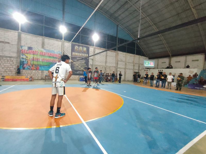 MERIAH: Pemdes Mojodadi, Kecamatan Kemlagi, menggelar turnamen voli Bimantara Cup 2 di GOR Bimantara milik bumdes.