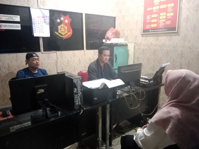 APES: Korban melaporkan aksi pencurian motor yang dilancarkan teman kencannya ke Mapolsek Ngoro, Selasa (3/6) malam.
