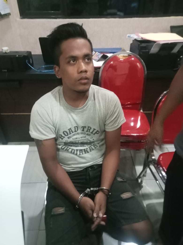 DIBORGOL: Pelaku diinterogasi di Mapolsek Mojosari setelah berhasil diamankan petugas kepolisian.