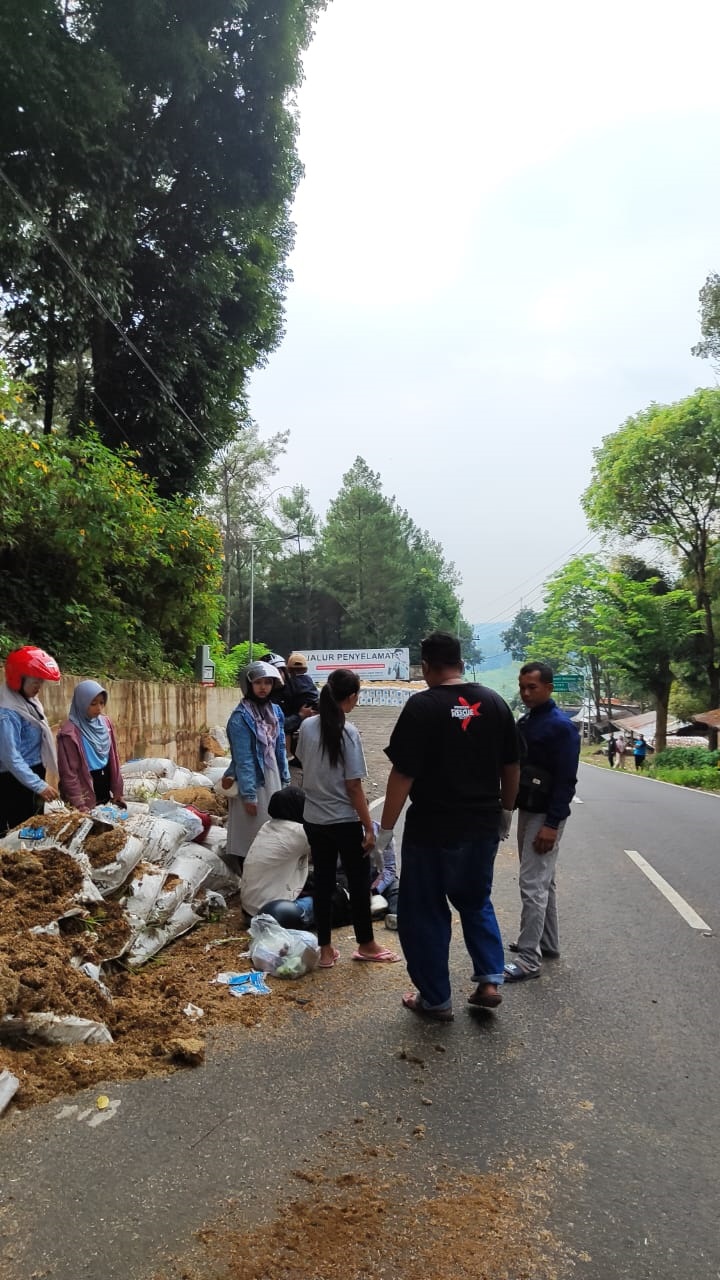 CELAKA: Dua pemotor yang mengalami rem blong di sekitar jalur penyelamat mendapat penanganan awal dari relawan, kemarin (7/6)