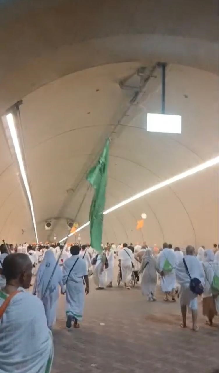 RUKUN WAJIB: Jemaah haji berjalan kaki memasuki terowongan Mina usai melakukan ritual lempar jumrah aqabah di Jamarat, kemarin.