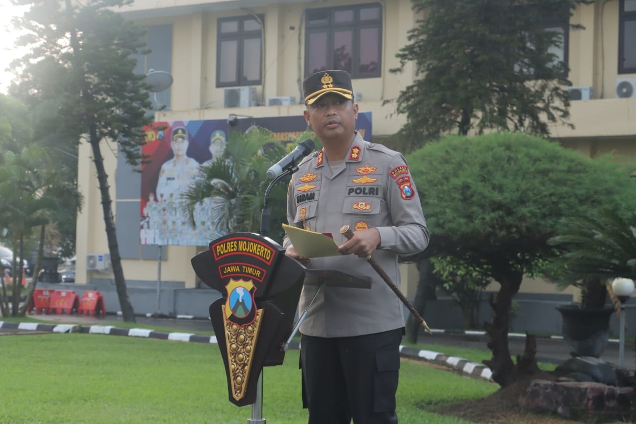 AMANAH: Kapolres Mojokerto AKBP Ihram Kustarto memberikan arahan pada anggota saat memimpin apel gelar pasukan pengamanan malam takbir Idul Adha 1446 Hijriah, Kamis (5/6).