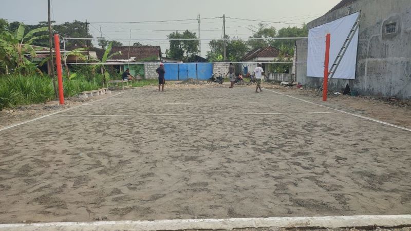 SURVEI: Warga Desa Batankrajan mengecek kondisi lahan yang akan dijadikan lapangan voli, Kamis (5/6).