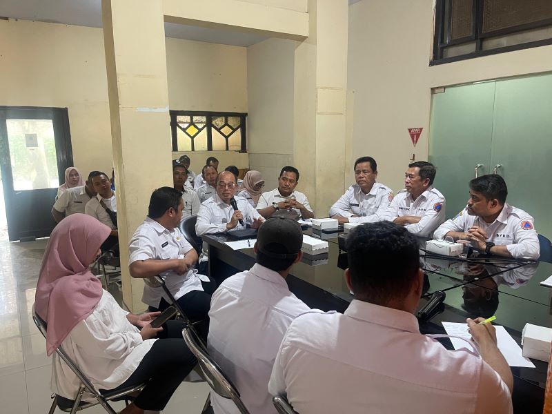 RAKOR: Kepala Pelaksana BPBD Kabupaten Mojokerto Yo&rsquo;ie Afrida Soesetyo Djati melakukan rakor terkait penanganan bencana longsor di sejumlah titik, di kantor BPBD.