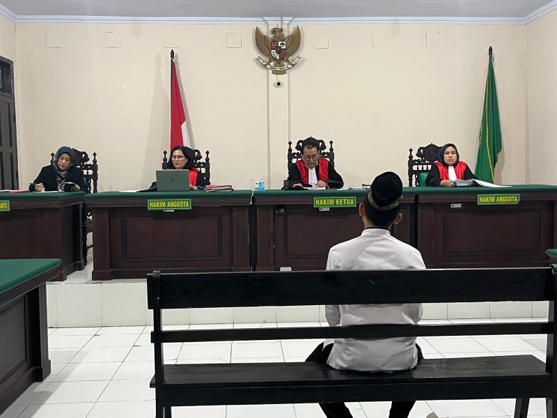 BERLARUT-LARUT: Sudarwo alias Jarwo, terdakwa pembunuhan Abid Yuliandi Muyafa, usai menjalani sidang di Pengadilan Negeri Mojokerto, kemarin (27/5).