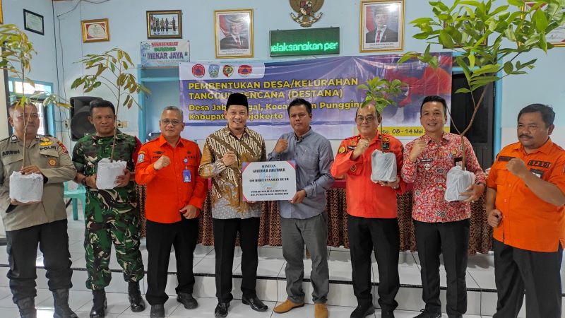 DIKUKUHKAN: Sejumlah unsur di Desa Jabontegal, Kecamatan Pungging dikukuhkan menjadi bagian dari Desa Tangguh Bencana di Kabupaten Mojokerto.&nbsp;