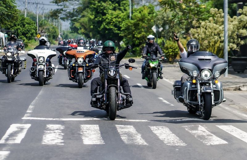 RIDING SEJUK: Bikers HDCI Mojokerto Raya dan Kediri Raya menikmati sejuknya rute perjalanan dari Mojokerto menuju kawasan Desa Sugeng Trawas Mojokerto, Sabtu (7/6).