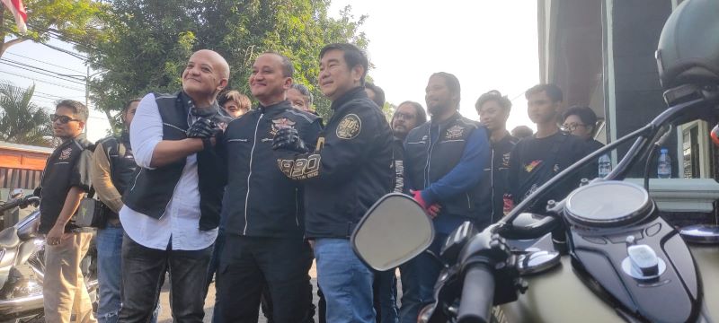 PENGGERAK: Ketua HDCI Mojokerto Raya, Soegianto (paling kanan) usai simbolis penyerahan rompi kepada Ketua Dewan Penasehat HDCI Mojokerto Raya, Danrem 082/CPJY, Kolonel Inf Batara Alex Bulo (tengah).