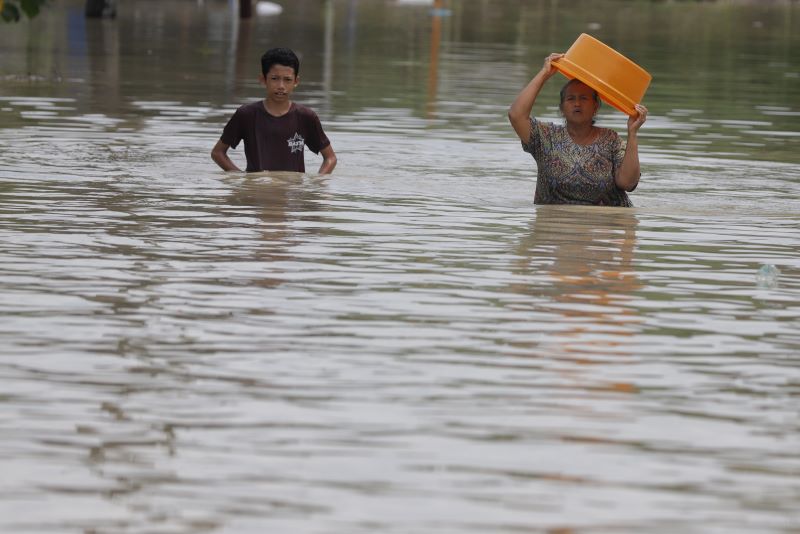 TERENDAM: Aktivitas warga Dusun Klanting, Desa Pulorejo, Kecamatan Dawarblandong, Kabupaten Mojokerto, di tengah banjir, kemarin (9/6).