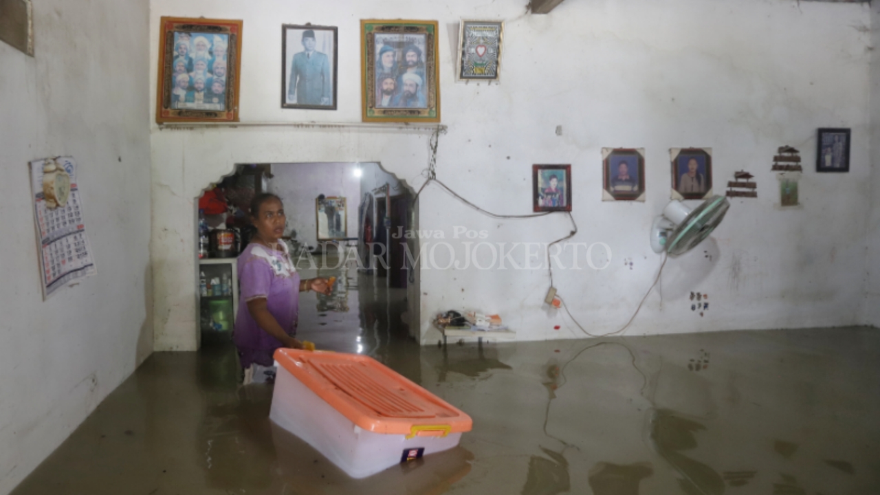 BANJIR LANGGANAN: Warga Dusun Klanting, Desa Pulorejo, Kecamatan Dawarblandong, Kabupaten Mojokerto mendapati rumahnya terendam banjir, Senin (9/6).