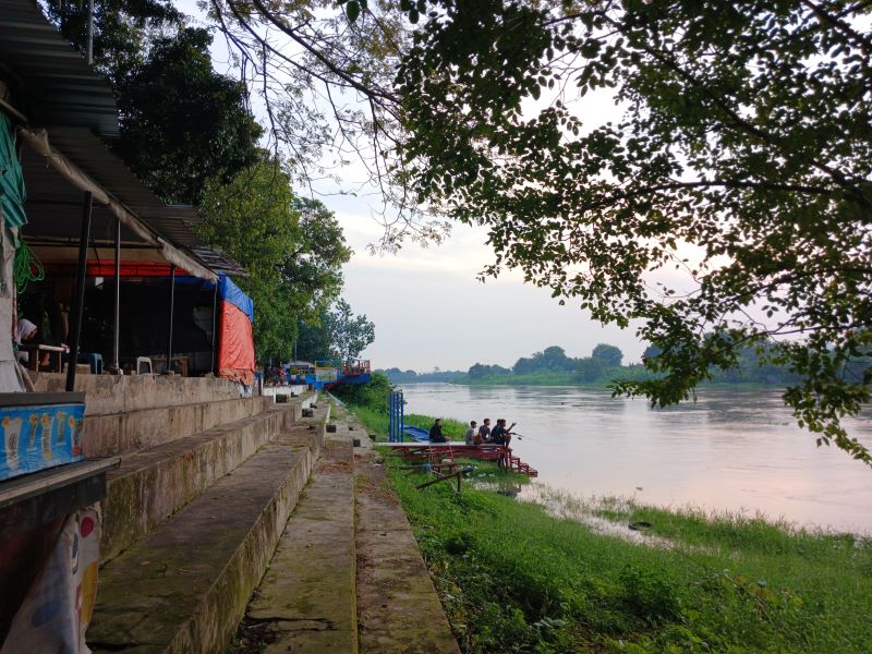 RAWAN DISALAHGUNAKAN: Suasana di area tangga jogging track tepi Sungai Brantas, Jalan Hayam Wuruk, Kecamatan Magersari, yang diduga jadi tempat mesum, kemarin (9/6).