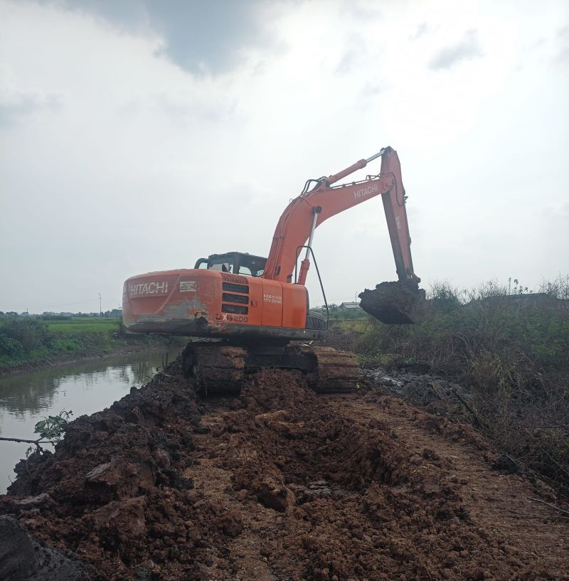 DIKEBUT: Alat berat mengeruk sedimen dalam proyek normalisasi afvoer Sungai Jombok di Desa Tempuran, Kecamatan Sooko, pekan kemarin.