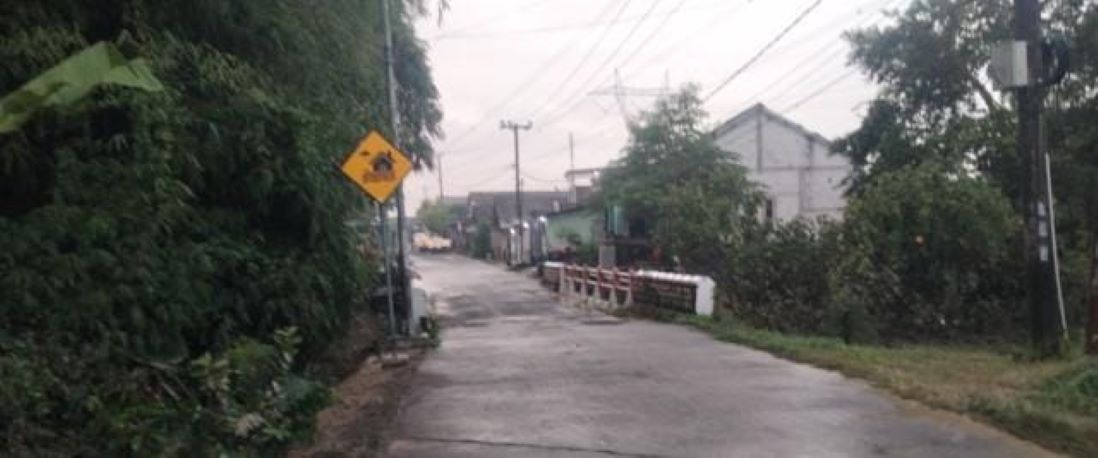 LANGGANAN TERENDAM: Kondisi permukiman sekitar Jembatan Dusun Klanting, Desa Pulorejo, Kecamatan Dawarblandong, setelah banjir surut, kemarin (10/6).&nbsp;