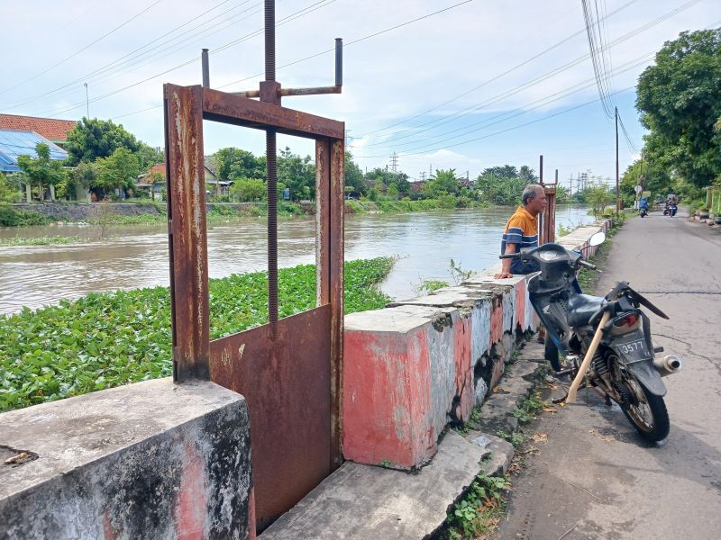 TAK BERFUNGSI: Kondisi pintu air Kali Sadar di Lingkungan Gunung Anyar, Kelurahan Gunung Gedangan, Kecamatan Magersari, yang mengalami kerusakan, Senin (9/6).