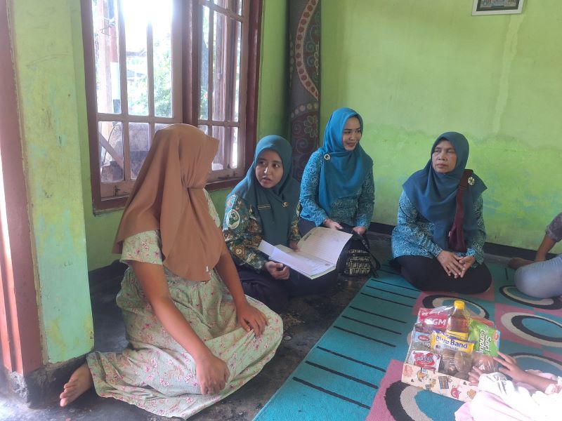 UNGGULAN: TP PKK Desa Sumengko bersama kader dan tenaga kesehatan puskesmas mengunjungi dan memberikan bingkisan kepada ibu hamil.