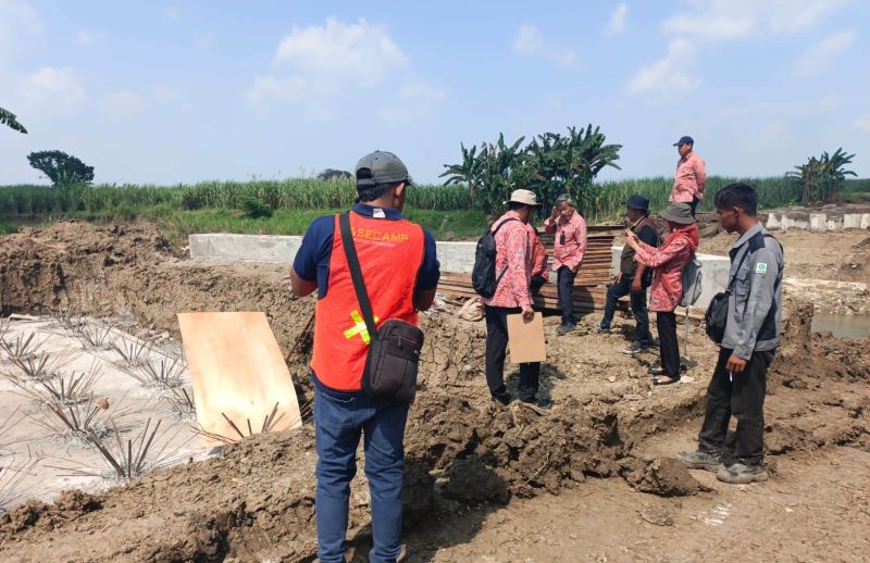 MONITORING: Tim dari Inspektorat Kabupaten Mojokerto melakukan probity audit terhadap progres pengerjaan proyek rehabilitasi jembatan Talunbrak, Desa Talunblandong, Kecamatan Dawarblandong.