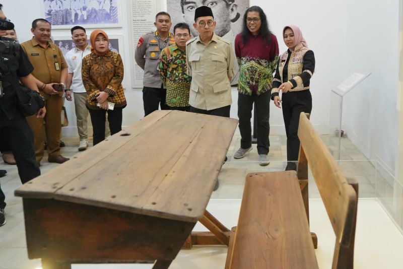 JEJAK SEJARAH: Menteri Kebudayaan RI Fadli Zon saat meninjau ruang Galeri Soekarno di kompleks SDN Purwotengah, Kota Mojokerto, kemarin (10/6).