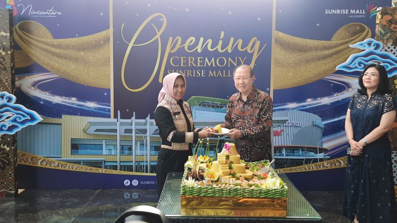 HARAPAN: Owner Sunrise Mall Mojokerto Rudyanto memotong tumpeng yang diberikan kepada Wali Kota Mojokerto Ika Puspitasari sebagai ungkapan rasa syukur atas pembukaan Sunrise Mall 2, Selasa (10/6).