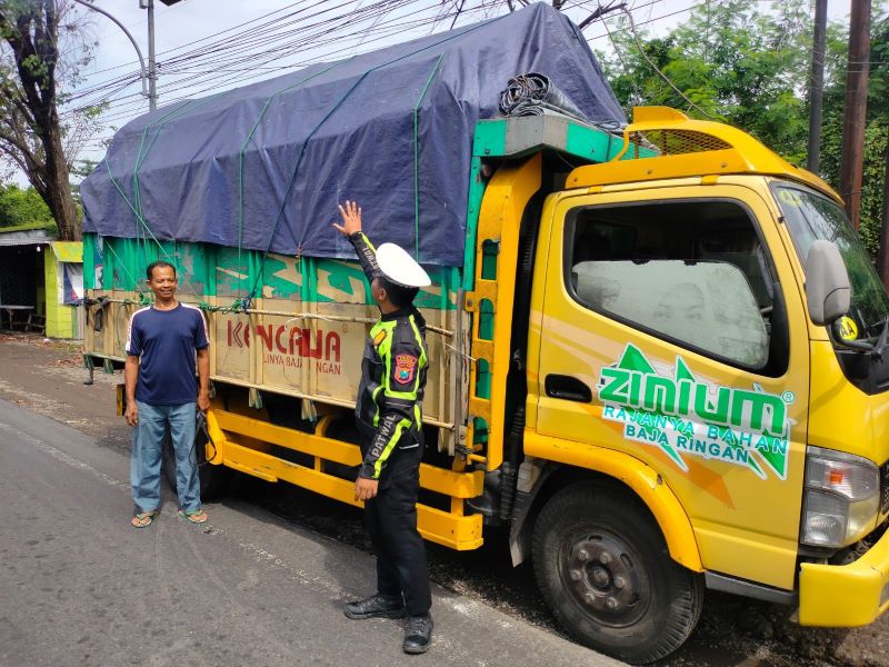 DISOSIALISASI: Petugas Satlantas Polres Mojokerto menyosialisasikan para sopir agar tidak mengoperasikan kendaraan ODOL di jalanan.