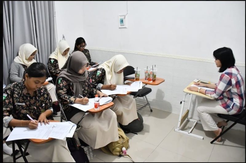 BERKUALITAS: Siswa mengikuti pembelajaran di ruang kelas semi-privat di lembaga bimbingan belajar ACCES.