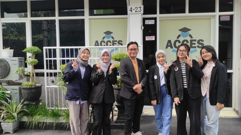 INOVATIF: Pimpinan ACCES M. Jamil (tiga dari kiri) bersama pengajar di lembaga bimbingan belajar ACCES.