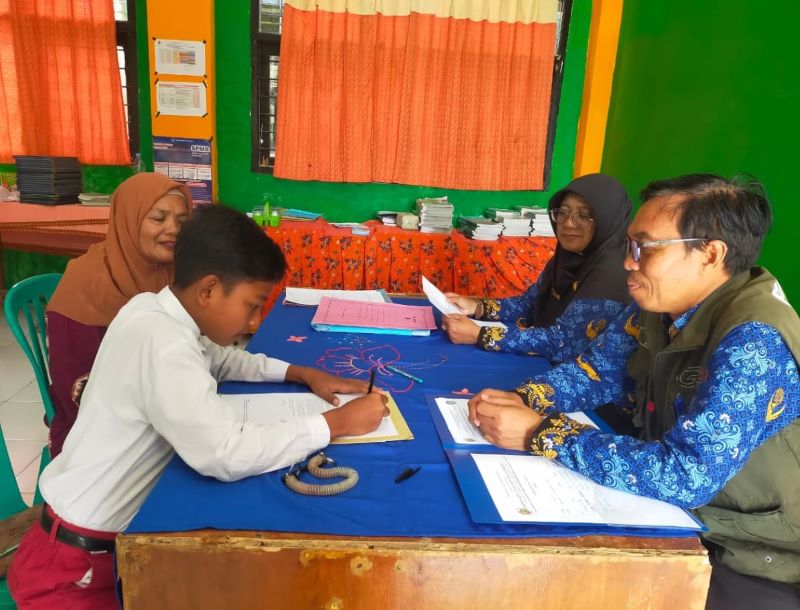 KURSI KOSONG: Proses pelaksanaan SPMB tingkat SMP di salah satu sekolah. Puluhan SMP Negeri diketahui terdapat bangku kosong karena pagu gagal terpenuhi, tahun lalu. (dok JPRM)
