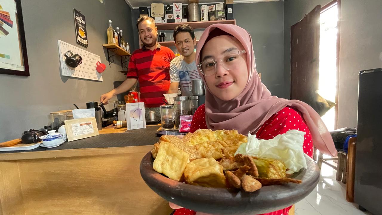 UNIK DAN BEDA: Owner Caffeine Meet Up Adi Budiardjo (tengah) dan barista Andre Agasi saat melayani customer di depan bartender, Kamis (12/6).