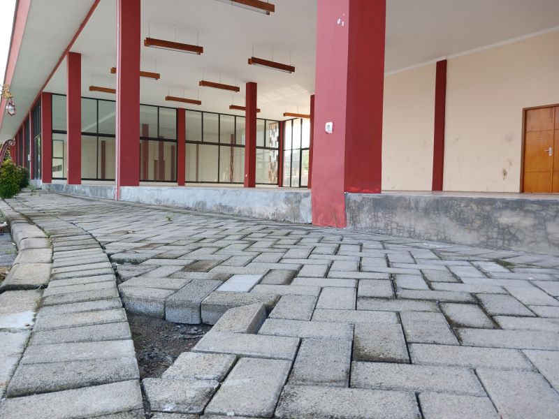 LENYAP: Lantai paving di gedung Bale Wilwatikta, Kelurahan Kedundung, Kecamatan Magersari, Kota Mojokerto, berlubang, kemarin (11/6).