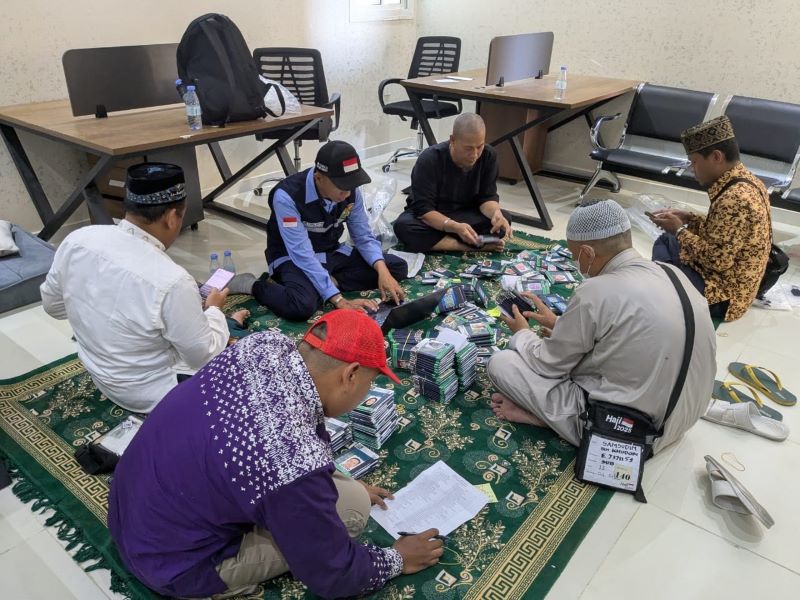 PERSIAPAN: Petugas haji Kabupaten Mojokerto mengecek dokumen jemaah jelang kepulangan ke tanah air.&nbsp;