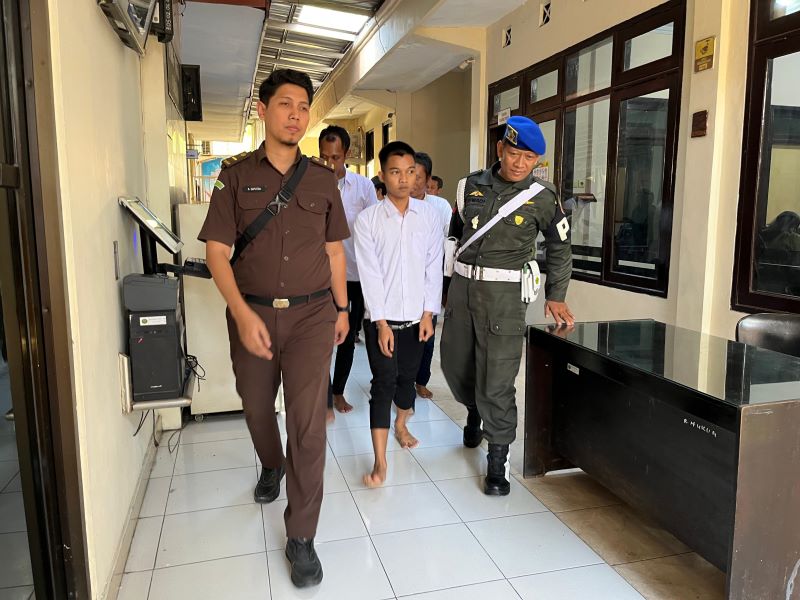 TAK MENGELAK: Ersa Bagus Pamungkas, terdakwa peredaran bubuk mercon usai menjalani sidang di Pengadilan Negeri Mojokerto kemarin.